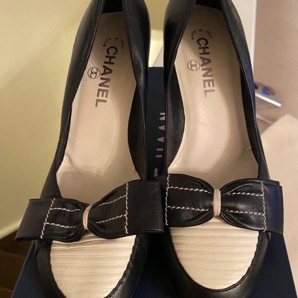 CHANEL BLACK AND WHITE TUXEDO PUMP WITH BOW.  SIZE 37 - Picture 2 of 5